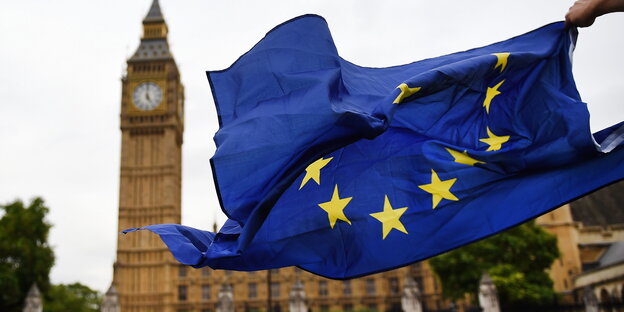Eine EU-Fahne wird vor dem Big Ben geschwungen Eine EU-Fahne wird vor dem Big Ben geschwungen