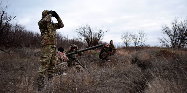 Donbass-Soldaten gucken auf ein Feld Donbass-Soldaten gucken auf ein Feld