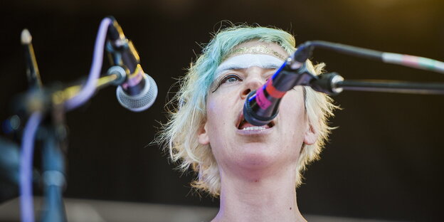 Tune Yards hinter einem Mikrofon Tune Yards hinter einem Mikrofon