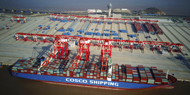 Containerschiffe im Hafen nahe Schanghai Containerschiffe im Hafen nahe Schanghai