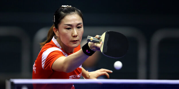 Die Deutsche Shan Xiaona spielt den Ball Die Deutsche Shan Xiaona spielt den Ball