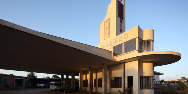 Eine Tankstelle in Asmara liegt in goldenem Licht Eine Tankstelle in Asmara liegt in goldenem Licht