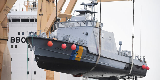 Küstenschutzboot bei der Verladung auf ein Frachtschiff Küstenschutzboot bei der Verladung auf ein Frachtschiff