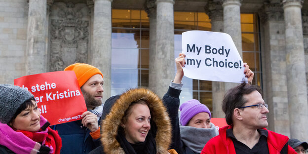 Demonstrantinnen stehen nebeneinander, eine hält ein Blatt mit der Aufschrift „My Body, my Choice“ hoch Demonstrantinnen stehen nebeneinander, eine hält ein Blatt mit der Aufschrift „My Body, my Choice“ hoch