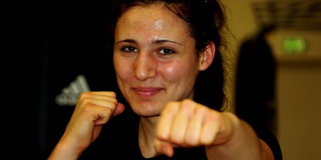 Sarah Alexandra Scheurich schlägt eine Gerade und lächelt dabei Sarah Alexandra Scheurich schlägt eine Gerade und lächelt dabei