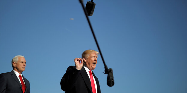 Trump spricht in zwei Mikrofone Trump spricht in zwei Mikrofone