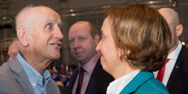 Albrecht Glaser und Beatrix von Storch blicken sich an Albrecht Glaser und Beatrix von Storch blicken sich an
