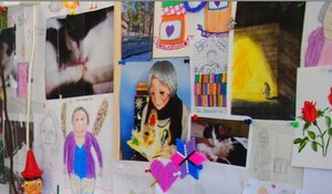 Eine Wand, an der Fotos, Postkarten und Grüße hängen Eine Wand, an der Fotos, Postkarten und Grüße hängen