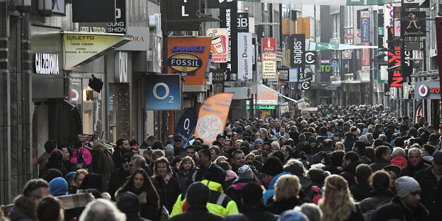 Eine Einkaufsstraße in Köln ist voller Menschen Eine Einkaufsstraße in Köln ist voller Menschen