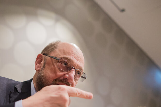Martin Schulz (SPD) zeigt mit seinem rechten Zeigefinger nach links. Martin Schulz (SPD) zeigt mit seinem rechten Zeigefinger nach links.