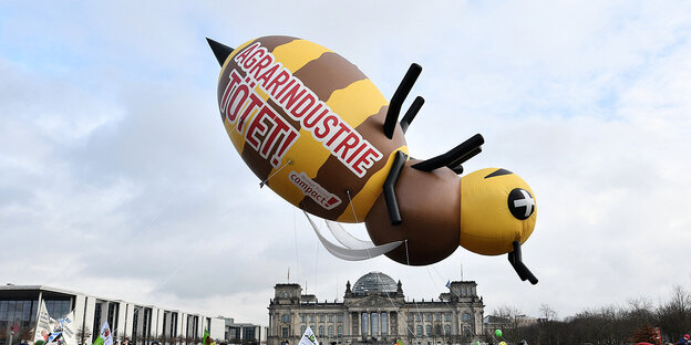 Eine aufblasbare Ballon-Biene vor dem Reichstag