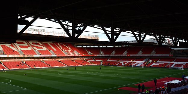 Ein leeres Fußballstadion Ein leeres Fußballstadion