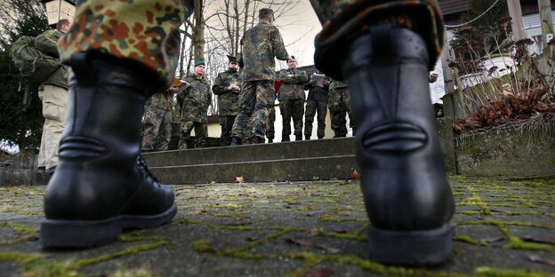 Soldatenstiefel und Hose in Tarnkleidung Soldatenstiefel und Hose in Tarnkleidung