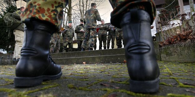 Soldatenstiefel und Hose in Tarnkleidung