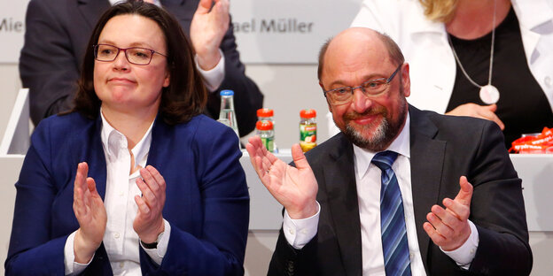 Andrea Nahles und Martin Schulz applaudieren