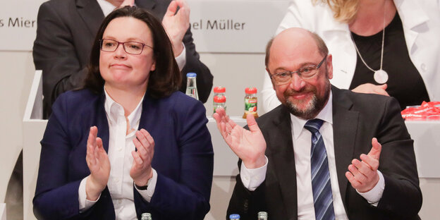 Andrea Nahles und Martin Schulz applaudieren Andrea Nahles und Martin Schulz applaudieren