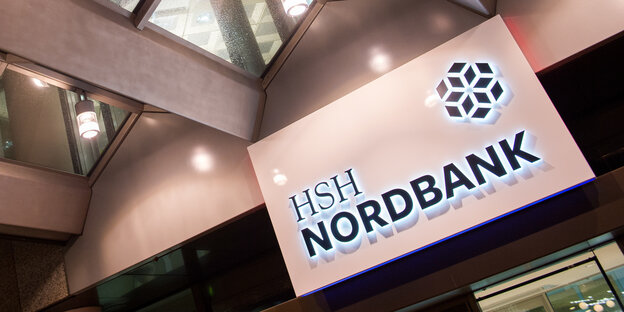 Ein schief fotografiertes Schild mit dem Schriftzug HSH Nordbank über einem Filialeingang. Ein schief fotografiertes Schild mit dem Schriftzug HSH Nordbank über einem Filialeingang.