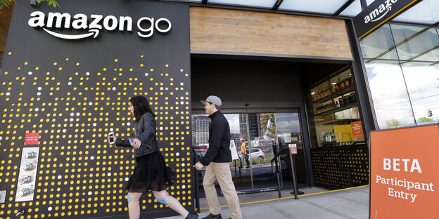 Zwei Einkäufer vor dem Amazon Go-Geschäft in Seattle Zwei Einkäufer vor dem Amazon Go-Geschäft in Seattle