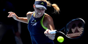 Tennisspielerin Angelique Kerber schlägt einen Ball