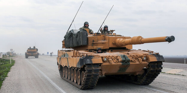 Ein Leopard-Panzer auf einer Straße Ein Leopard-Panzer auf einer Straße