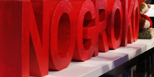 Das Wort "NoGroko" aus roten Pappbuchstaben auf einem Tisch Das Wort "NoGroko" aus roten Pappbuchstaben auf einem Tisch