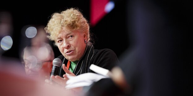 Gesine Schwan spricht in ein Mikrofon Gesine Schwan spricht in ein Mikrofon