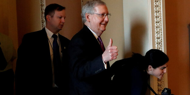 Mitch McConnell hebt den Daumen Mitch McConnell hebt den Daumen