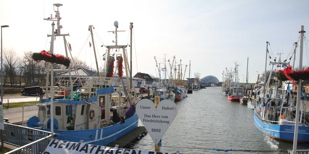 Krabbenkutter liegen im langezogenen Hafenbecken von Friedrichskoog. Krabbenkutter liegen im langezogenen Hafenbecken von Friedrichskoog.