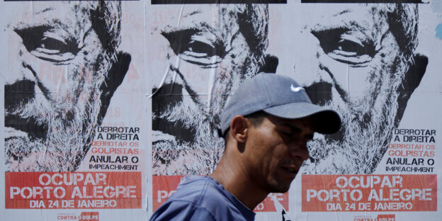 Ein Mann vor Plakaten, die zur Unterstützung Lula da Silvas aufrufen. Ein Mann vor Plakaten, die zur Unterstützung Lula da Silvas aufrufen.