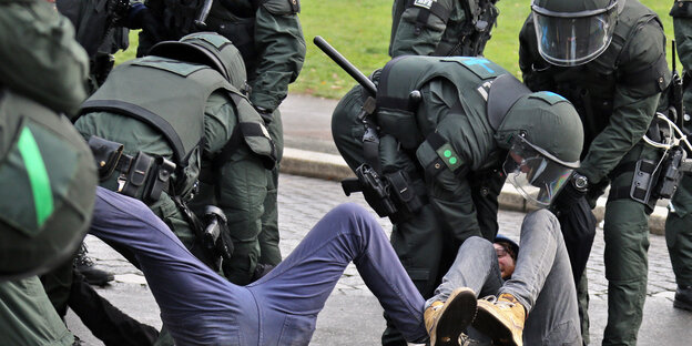 Polizisten in Leipzig im Handgemenge mit Zivilisten Polizisten in Leipzig im Handgemenge mit Zivilisten