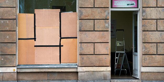Holzplatten vor zersprungenem Fensterglas Holzplatten vor zersprungenem Fensterglas