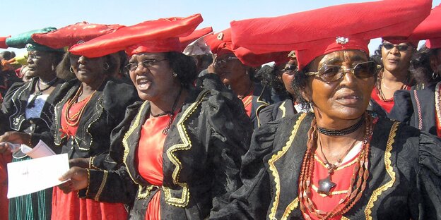 Frauen der Herero in traditionellen Kostümen Frauen der Herero in traditionellen Kostümen