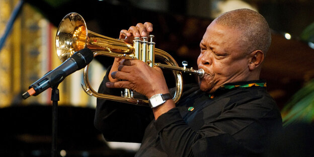 Der Trompeter Hugh Masekela spielt im Londoner Westminster Abbey auf seiner Trompete