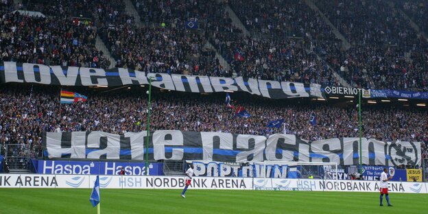 Auf einem Transparent in der Hamburger Fankurve steht "Love Football, Hate Racism" Auf einem Transparent in der Hamburger Fankurve steht "Love Football, Hate Racism"