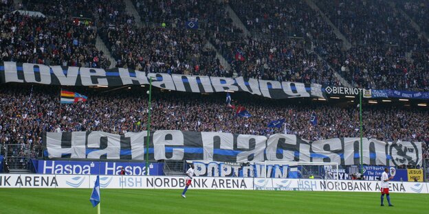 Auf einem Transparent in der Hamburger Fankurve steht "Love Football, Hate Racism"