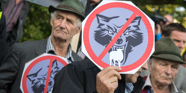 Menschen mit Anti-Wolfs-Schilder Menschen mit Anti-Wolfs-Schilder