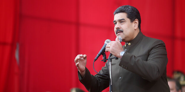 Nicolas Maduro vor rotem Hintergrund Nicolas Maduro vor rotem Hintergrund
