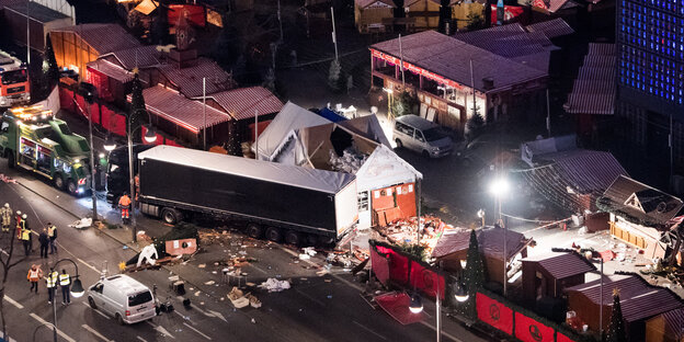 Ein Lkw zwischen zerstörten Weihnachtsmarktbuden Ein Lkw zwischen zerstörten Weihnachtsmarktbuden