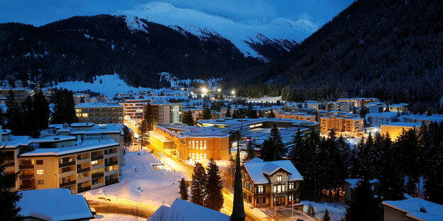 Das eingeschneite Davos in den Alpen Das eingeschneite Davos in den Alpen