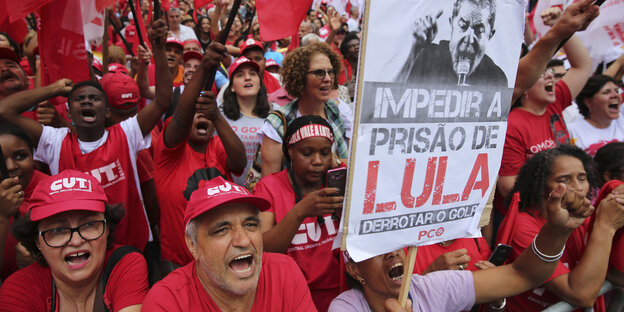 Männer und Frauen in roten Shirts und Käppis demonstrieren für Lula da Silva Männer und Frauen in roten Shirts und Käppis demonstrieren für Lula da Silva