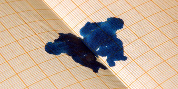 Ein symmetrischer Tintenklecks auf Millimeterpapier Ein symmetrischer Tintenklecks auf Millimeterpapier