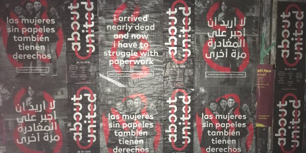 Plakate der About United Veranstaltung auf einer Plakatwand in Berlin, darauf stehen arabische und spanische Zitate von geflüchteten Menschen Plakate der About United Veranstaltung auf einer Plakatwand in Berlin, darauf stehen arabische und spanische Zitate von geflüchteten Menschen
