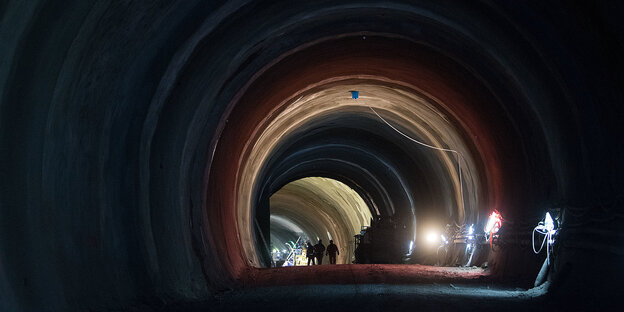 Ein Tunnel mit spärlicher Beleuchtung Ein Tunnel mit spärlicher Beleuchtung