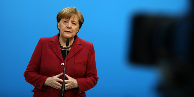 Angela Merkel steht vor einer Kamera