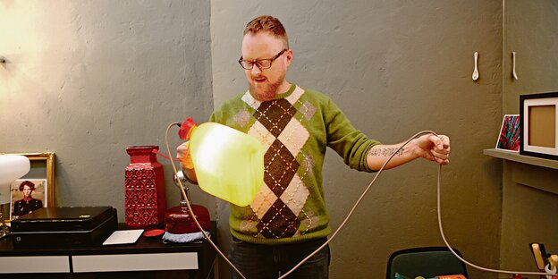 Ivo Hofsté hält einen leuchtenden Benzinkanister in der Hand. Ivo Hofsté hält einen leuchtenden Benzinkanister in der Hand.