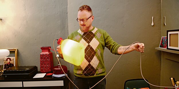 Ivo Hofsté hält einen leuchtenden Benzinkanister in der Hand.