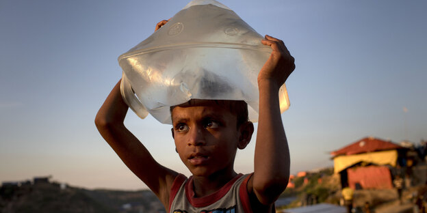 Junge mit Wasserbeutel Junge mit Wasserbeutel