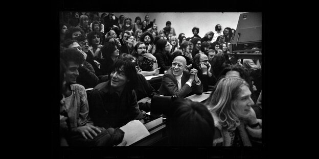 Schwarz-weiß-Foto von einem voll besetzten Auditorium