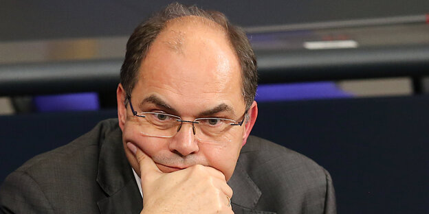 Christian Schmidt hält seine Hand vor sein Gesicht Christian Schmidt hält seine Hand vor sein Gesicht