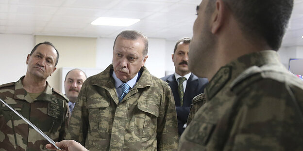 Erdogan mit Generälen. Er trägt Tarnkleidung Erdogan mit Generälen. Er trägt Tarnkleidung